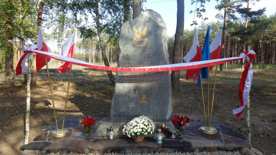 Jeszcze kilkanaście dni temu w tym samym miejscu stał pomnik upamiętniający funkcjonariuszy milicji obywatelskiej i Urzędu Bezpieczeństwa. Fot. Marcin Doliński.