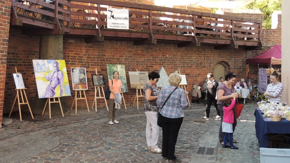 Mieszkańcy i turyści mogli obejrzeć wystawę malarską toruńskich artystów. Fot. Monika Kaczyńska