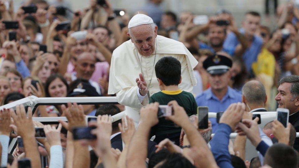 Papież Franciszek wśród wiernych podczas swojej pielgrzymki w Albanii. Fot. PAP/EPA