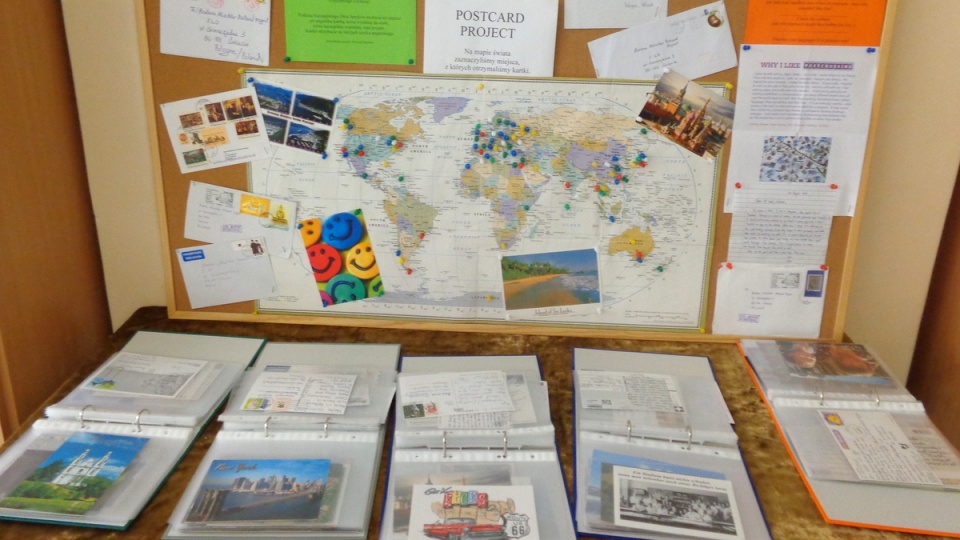 Na mapie świata uczniowie zaznaczają miejsca, z którego pochodzą pocztówki. Fot. Marcin Doliński