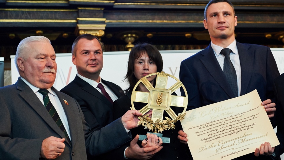 Przedstawiciele Euromajdanu, odebrali z rąk Lecha Wałęsy nagrodę jego imienia. Fot. PAP/Adam Warżawa