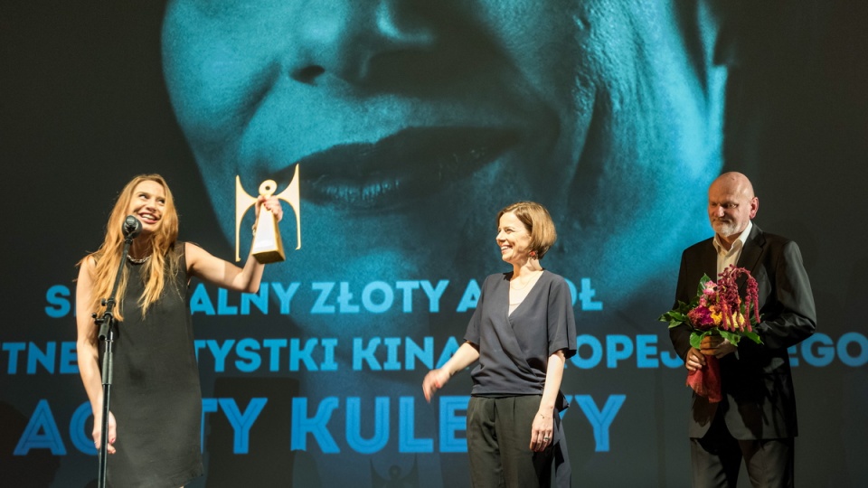 "Złotego Anioła" dla Agaty Kuleszy, wręczyła aktorce Kafka Jaworska - dyrektor Międzynarodowego Festiwalu Filmowego Tofifest w Toruniu. Fot. PAP/Tytus Żmijewski