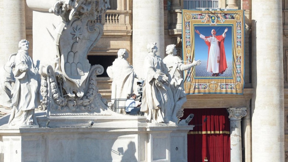 Po wygłoszeniu formuły wyniesienia na ołtarze na fasadzie bazyliki odsłonięta została, wśród oklasków wiernych, fotografia papieża Montiniego. Fot. PAP/EPA