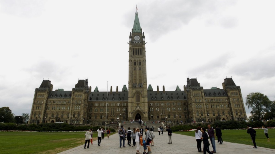 Uzbrojony mężczyzna postrzelił w środę kanadyjskiego żołnierza w pobliżu parlamentu w Ottawie. Fot. PAP/EPA
