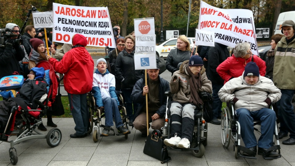 Protest rodziców dzieci niepełnosprawnych zorganizowało toruńskie stowarzyszenie "Mam Przyszłość". Fot. PAP/Tomasz Gzell