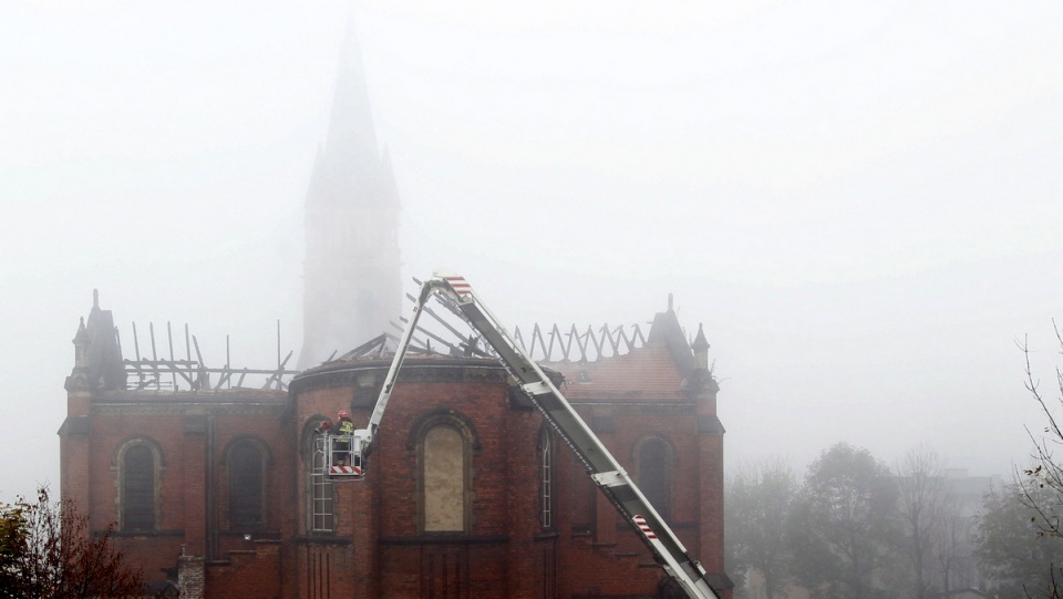 Spłonął dach zabytkowej katedry w Sosnowcu, zalana jest część malowideł W.Tetmajera. Fot. PAP/Andrzej Grygiel