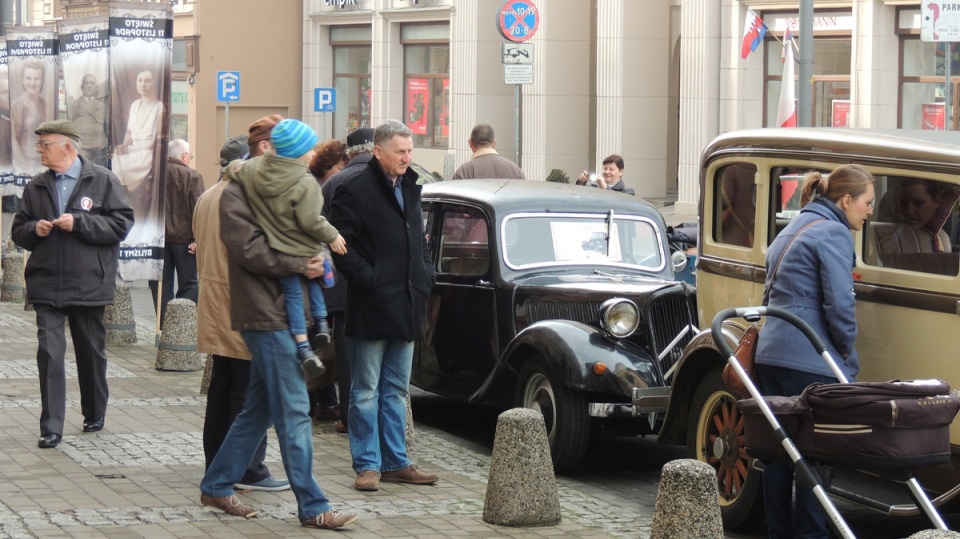 Bydgoszczanie oglądają zabytkowe auta, które stanęły na ulicy Gdańskiej przed Hotelem pod Orłem. Fot. Robert Erdmann
