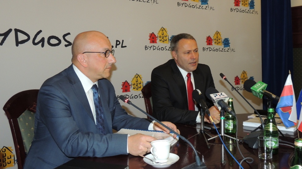 Od lewej: Skarbnik Miasta Bydgoszczy Piotr Tomaszewski i prezydent Bydgoszczy Rafał Bruski. Fot. Tatiana Adonis