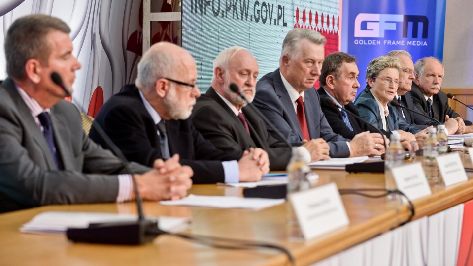 W sobotę późnym wieczorem Państwowa Komisja Wyborcza na konferencji prasowej podała, ile mandatów w sejmikach zdobyły poszczególne komitety. Fot. PAP/Marcin Obara