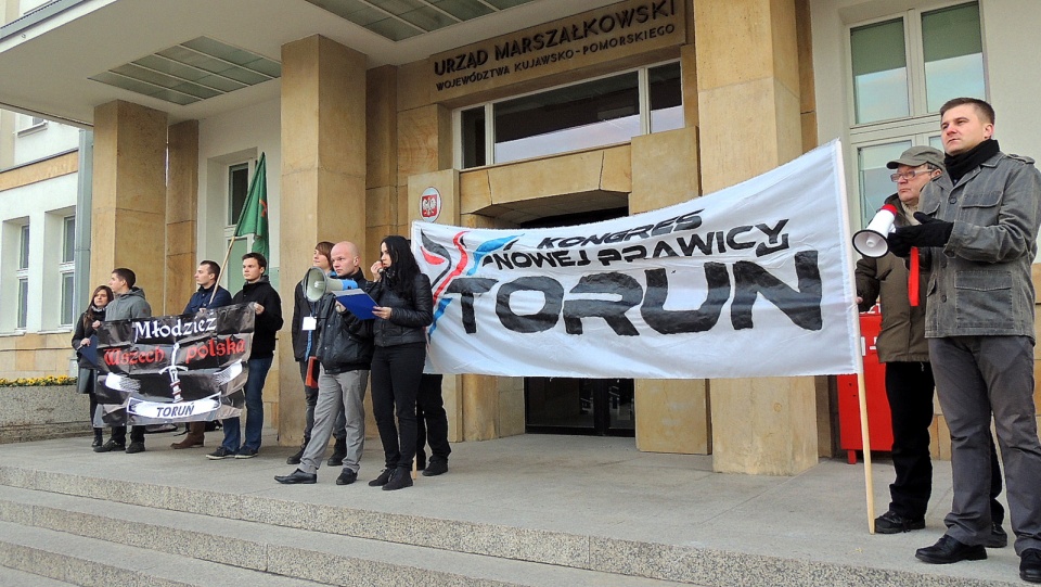 Manifestacja przedstawicieli prawicy przed toruńską delegaturą KBW. Fot. Michał Zaręba