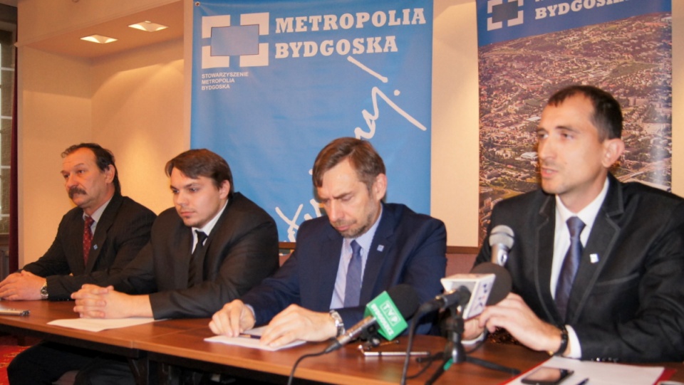 Piotr Cyprys (3L) i członkowie Stowarzyszenia "Metropolia Bydgoska". Fot. Henryk Żyłkowski