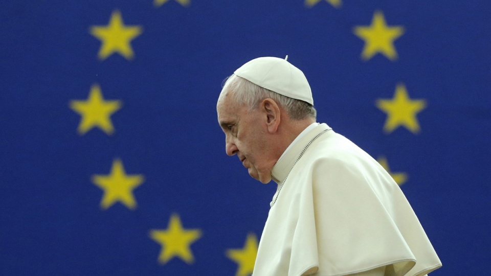 Papież Franciszek na tle flagi Unii Europejskiej. Fot. PAP/EPA