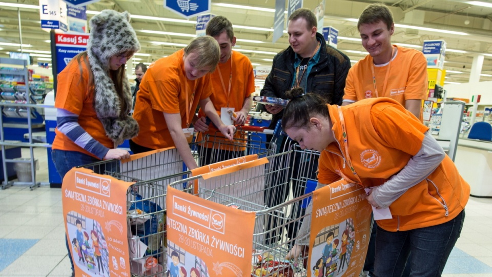 Zbiórki żywności dla ubogich odbędą się w ten weekend (28-30.11) w sklepach w całym kraju. Fot. PAP/Grzegorz Michałowski