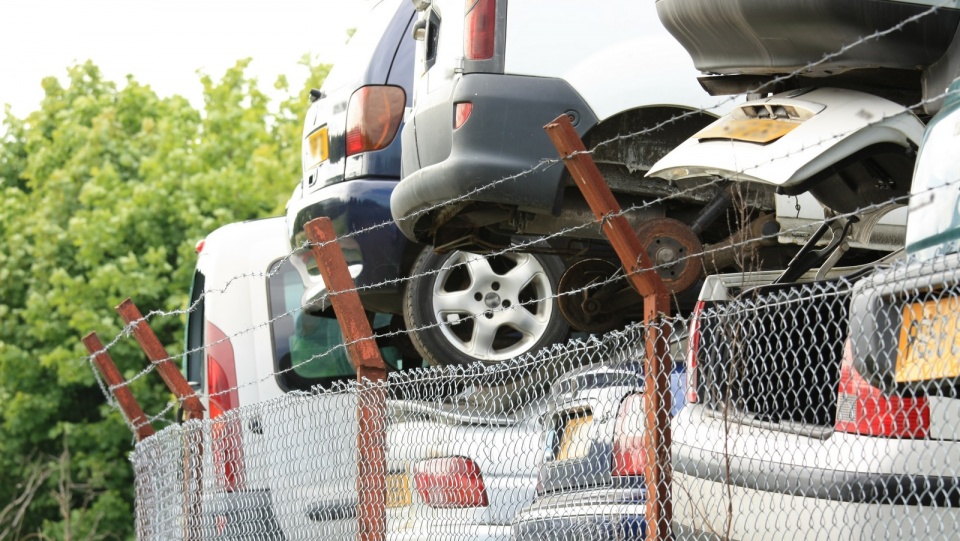 Dealerzy samochodowi i właściciele komisów będą musieli zapewnić sieć zbierania pojazdów wycofanych z eksploatacji. Fot. freeimages.com