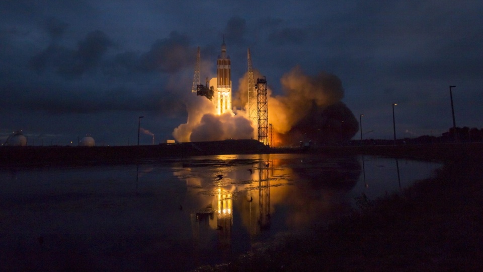 Start rakiety Delta 4 z kapsułą Orion z przylądka Canaveral. Fot. NASA/Bill Ingalls/PAP/EPA/