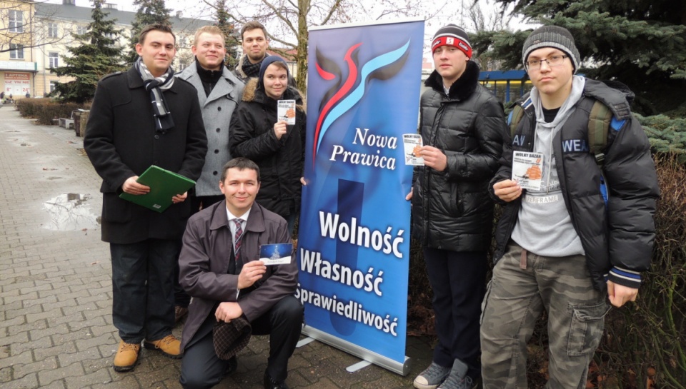 Konferencja dotycząca podatkom odbyła się pod choinką na placu Wolności we Włocławku. Fot. Marek Ledwosiński