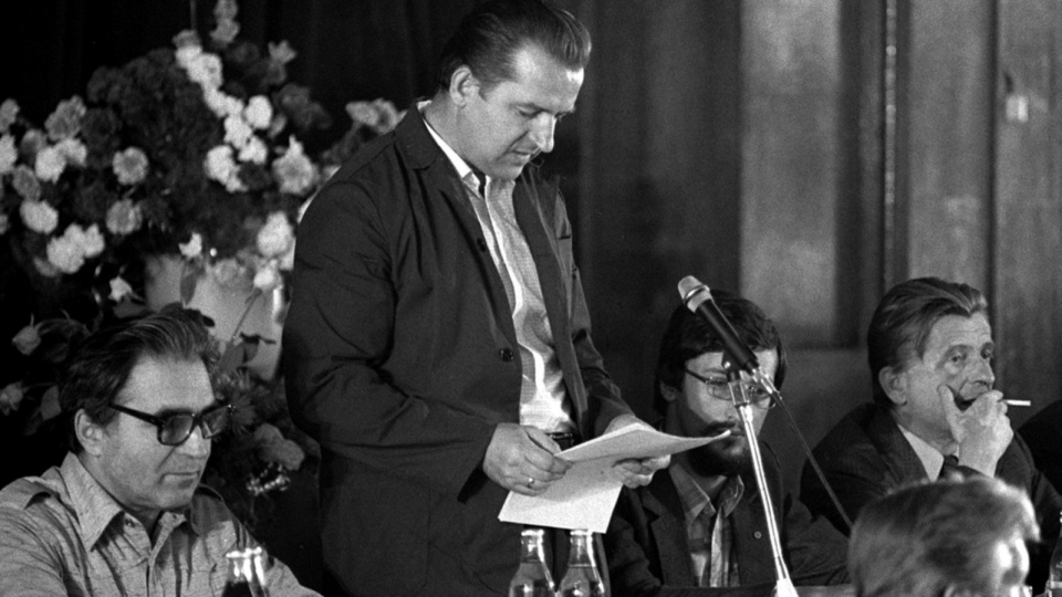 Na zdjęciu archiwalnym z sierpnia 1980 r. Marian Jurczyk przemawia podczas rozmów komisji rządowej ze strajkującymi w Szczecinie. Fot. PAP/Jerzy Undro