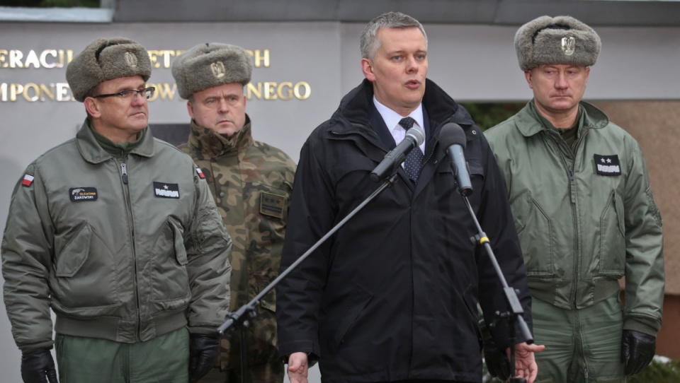 Minister Obrony odwiedził żołnierzy dyżurujących w Centrum Operacji Powietrznych w Warszawie. Fot. PAP/Rafał Guz