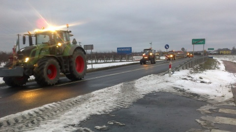 Część protestujących rolników ruszyła kilkudziesięcioma ciągnikami drogą nr 25 do Bydgoszczy. Fot. Andrzej Krystek