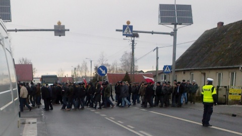 Drogę krajową nr 25 w Tryszczynie zablokowało blisko 200 rolników. Fot. Andrzej Krystek