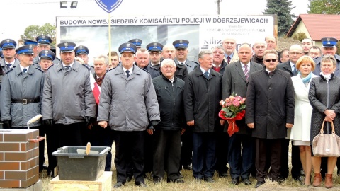 12 października w Dobrzejewicach pod Toruniem wmurowany został uroczyście akt erekcyjny pod budowę nowego komisariatu policji. Fot. Michał Zaręba