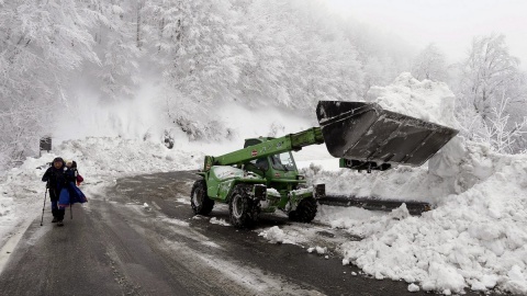 Fala mrozów w Hiszpanii - śnieżyce dezorganizują transport i komunikację