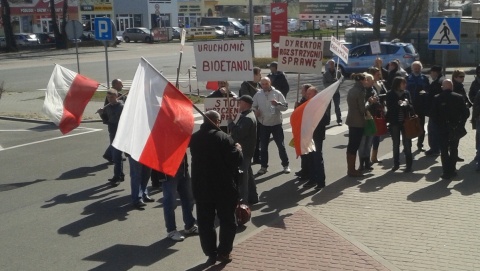 Protest pracowników Bioetanol AEG przed Izbą celną w Toruniu
