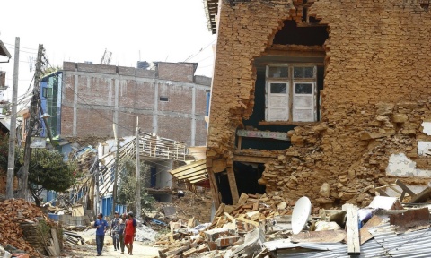 Do 91 wzrosła liczba zabitych w trzęsieniu ziemi w Nepalu