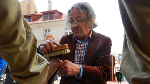 Artysta malarz pucybutem na Rynku Staromiejskim w Toruniu