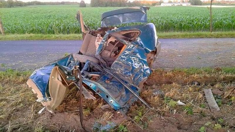 Kierowca bez prawa jazdy rozbił samochód na drzewie w Krąpiewie. Zginął na miejscu