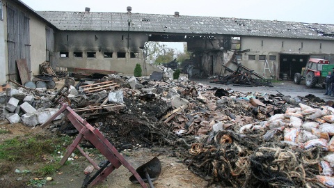 W Obrowie spłonął budynek, w którym produkowano podpałki do grilla.