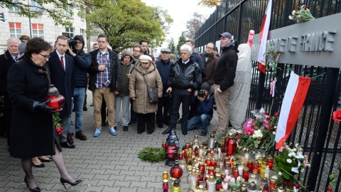 Polscy politycy zapalili znicze przed ambasadą Francji w Warszawie