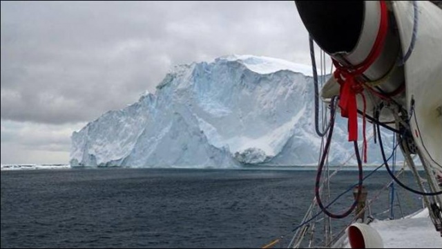 Jacht Selma Expeditions pokonał pak lodowy i wpływa na cieplejsze wody [wideo]