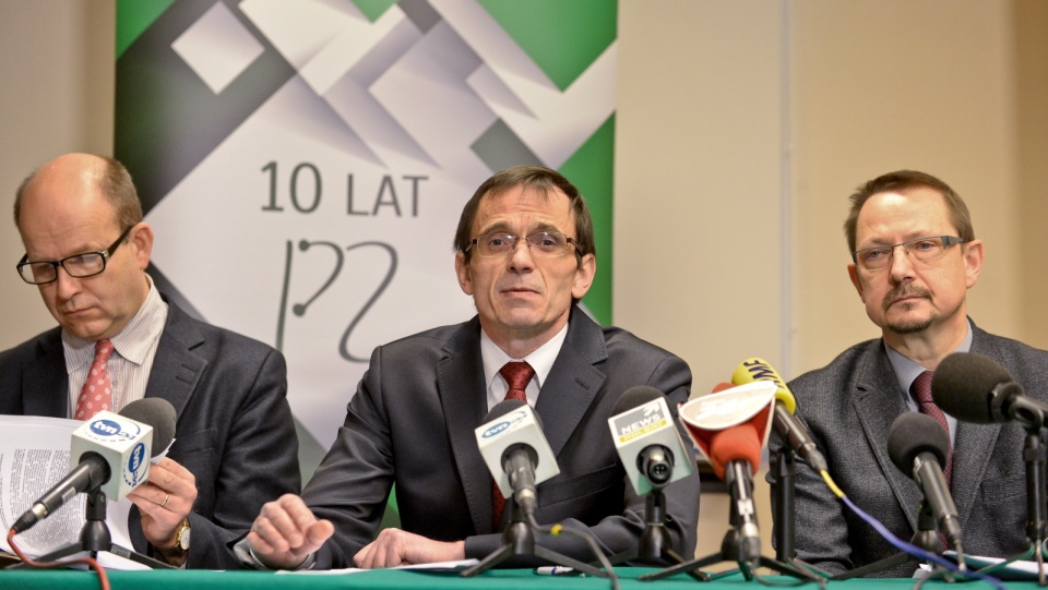 Od lewej: sekretarz NRL Konstanty Radziwiłł, przew. OZZL Krzysztof Bukiel i prezes PZ Jacek Krajewski. Fot. PAP/Marcin Obara
