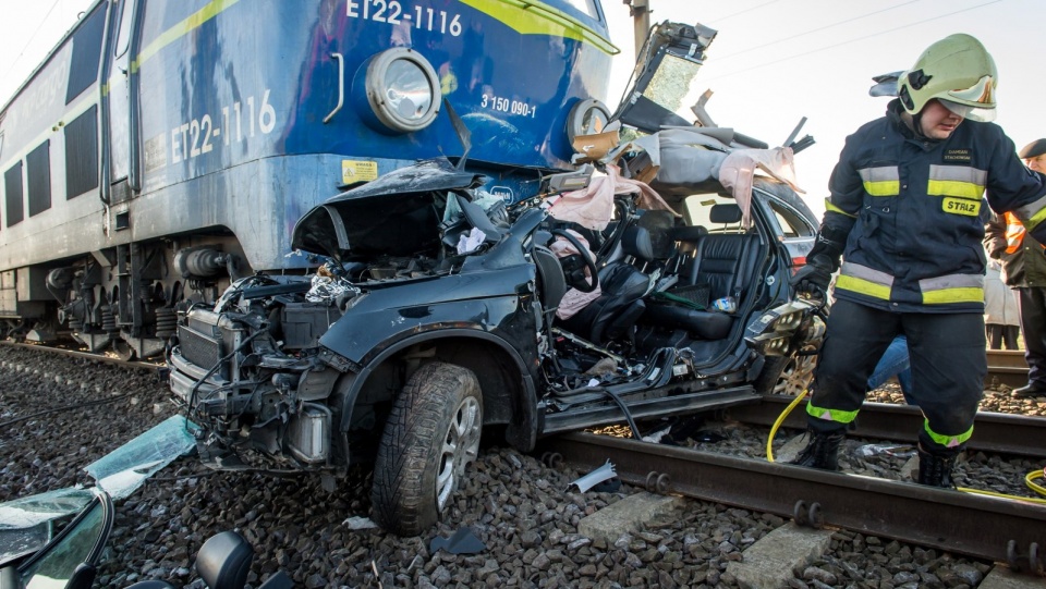 Auto osobowe wjechało pod pociąg towarowy. Dwie osoby nie żyją. Fot. PAP/Tytus Żmijewski