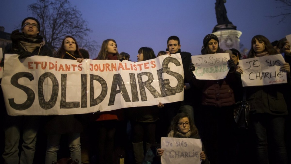 Dziesiątki tysięcy ludzi zgromadziły się w milczeniu na Placu Republiki w Paryżu. Fot. PAP/EPA