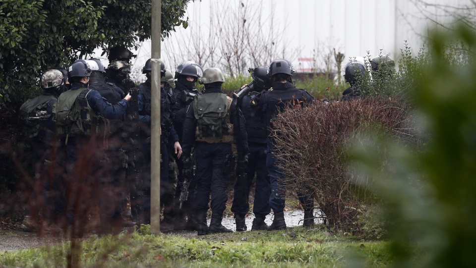 Francuska policja otoczyła budynek w Dammartin-en-Goele, gdzie podejrzani o zamach na "Charlie Hebdo" najpewniej przetrzymują zakładnika. Fot. PAP/EPA