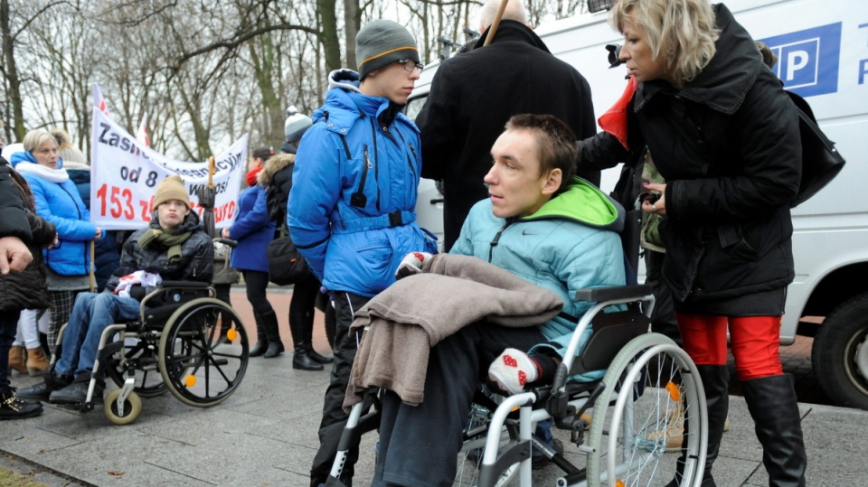 Opiekunowie niepełnosprawnych dzieci i dorosłych protestowali przed KPRM. Fat.PAP/Bartłomiej Zborowski