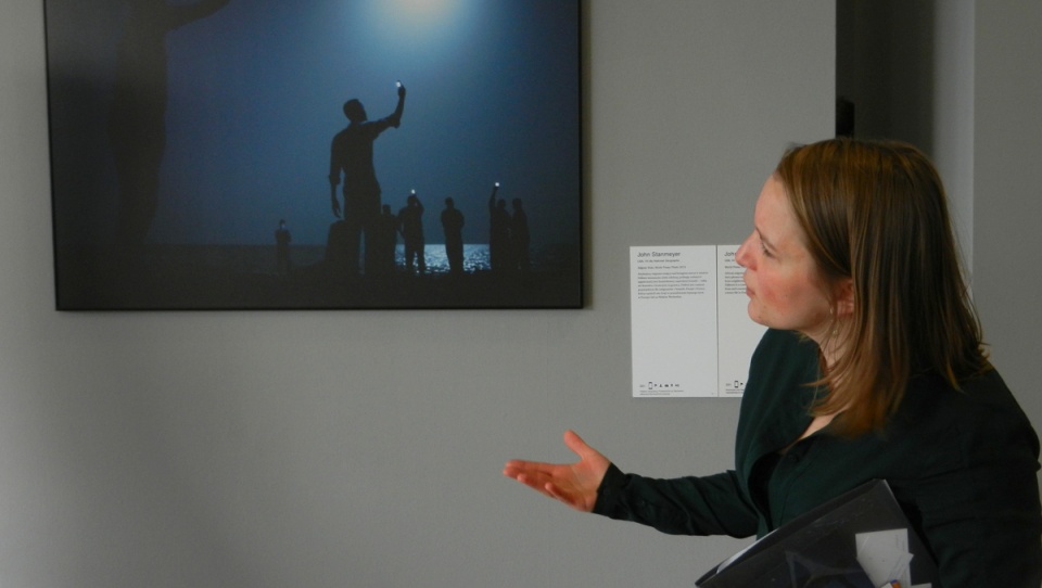 Po wystawie w toruńskim CSW "Znaki czasu" oprowadza Famke van der Valk z Fundacji World Press Photo. Fot. Iwona Muszytowska-Rzeszotek