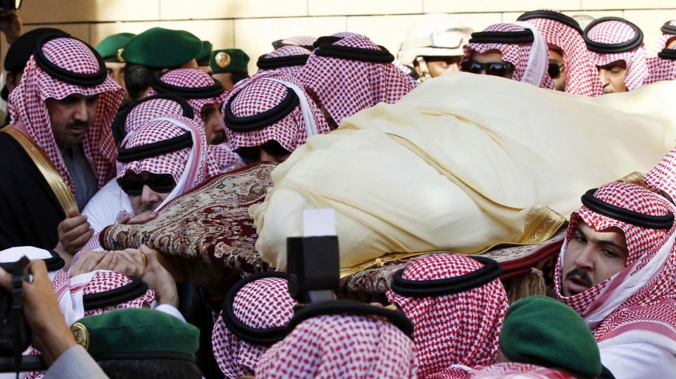 Krewni Abd Allaha przenieśli ciało monarchy na cmentarz El-Od przylegający do meczetu i złożyli je w nieoznaczonym grobie. Fot. PAP/EPA