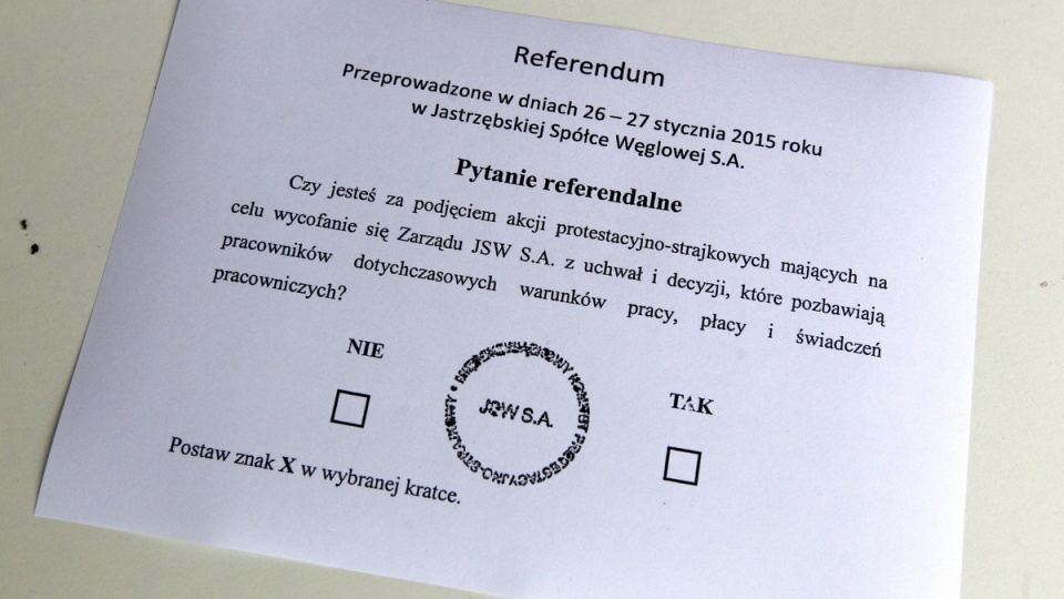 Karta z pytaniem referendalnym. Dwudniowe głosowanie odbywa się przed zakładami należącymi do koncernu JSW. Fot. PAP/Andrzej Grygiel