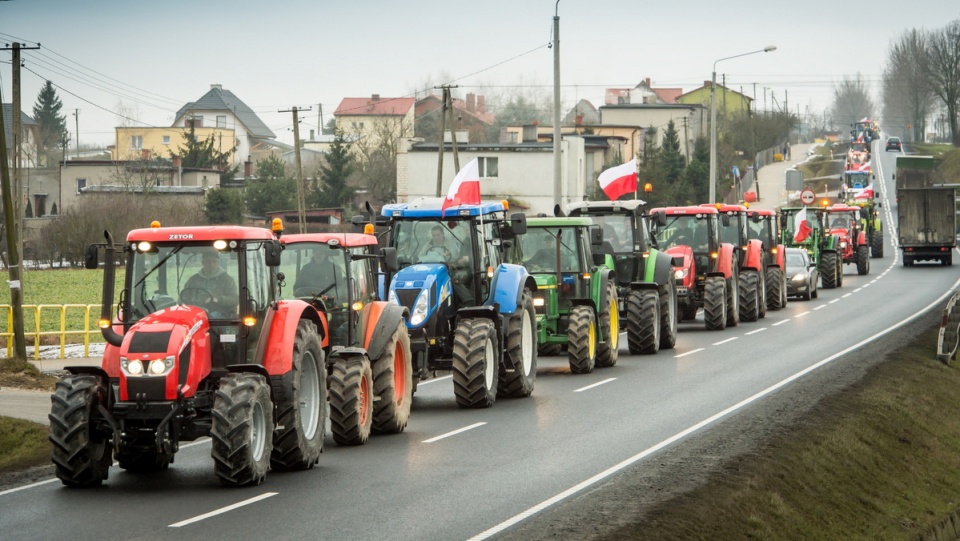 Około 200 ciągników zablokowało drogę krajową numer 5 w okolicach Żnina. Fot. PAP/Tytus Żmijewski