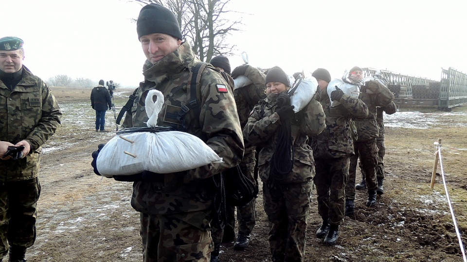 Żołnierze biorący udział w szkoleniu z przygotowanymi ładunkami. Fot. Monika Kaczyńska