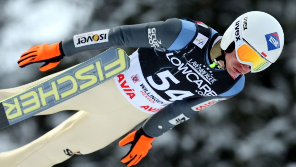 Szybuje Kamil Stoch w zawodach Pucharu Świata w skokach narciarskich w Willingen. Fot. PAP/Grzegorz Momot