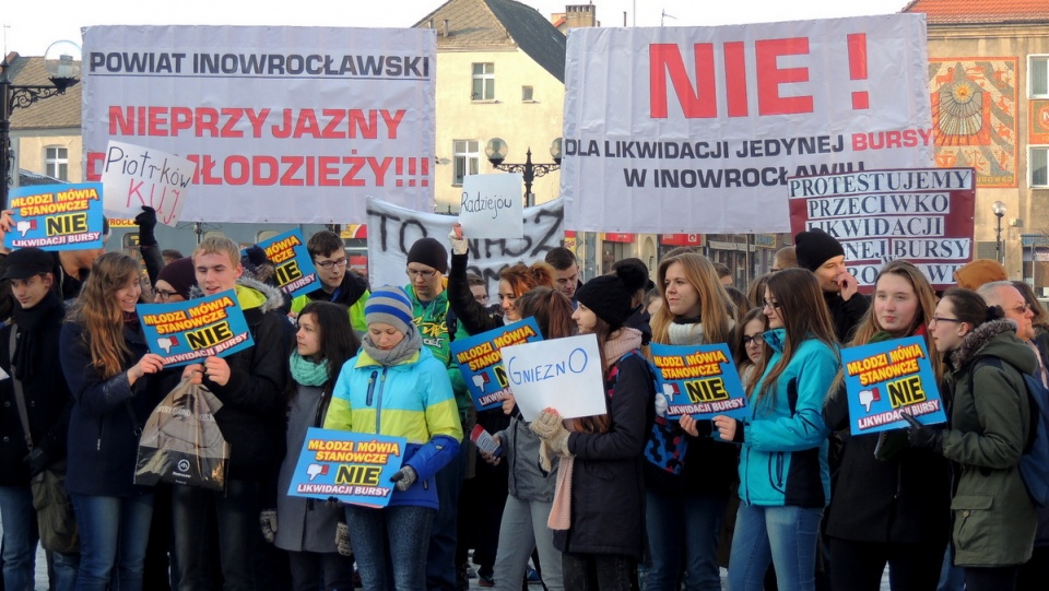 Na rynku w Inowrocławiu protestowali uczniowie z rodzicami, wychowawcy oraz radni powiatu. Fot. Monika Kaczyńska