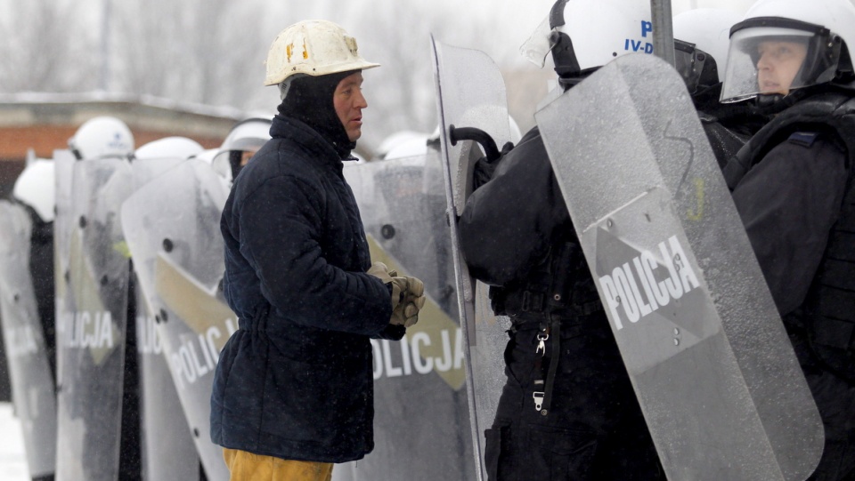 Na demonstrację przed budynkiem spółki większość górników przyszła w kaskach. Fot. PAP/Andrzej Grygiel
