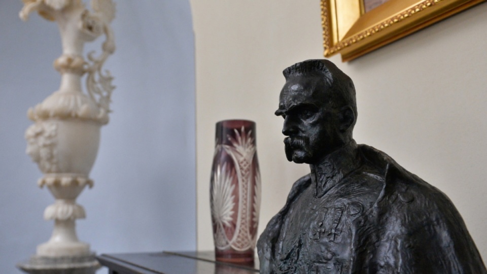 Odnalezione pamiątki pochodzące z dworku marszałka Piłsudskiego, które zostały wywiezione w 1947 r., zostały uroczyście przekazane Fundacji Rodziny Józefa Piłsudskiego, 20 bm. w Dworku "Milusin" w Sulejówku. Fot. PAP/Marcin Obara