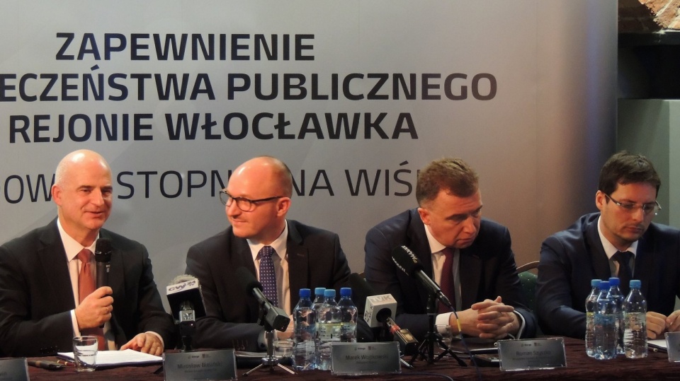 Grupa ENERGA S. A., która chce na tej tamie postawić elektrownię wodną, przekazała prezydentowi Włocławka dokumentację oddziaływania obiektu na środowisko. Fot. Marek Ledwosiński