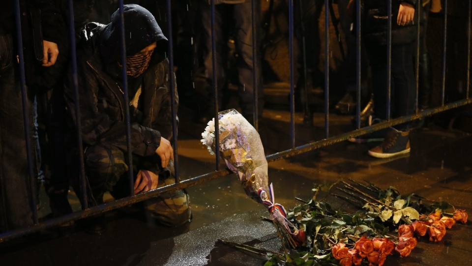 W miejscu morderstwa ludzie zaczęli składać kwiaty. Fot. PAP/EPA