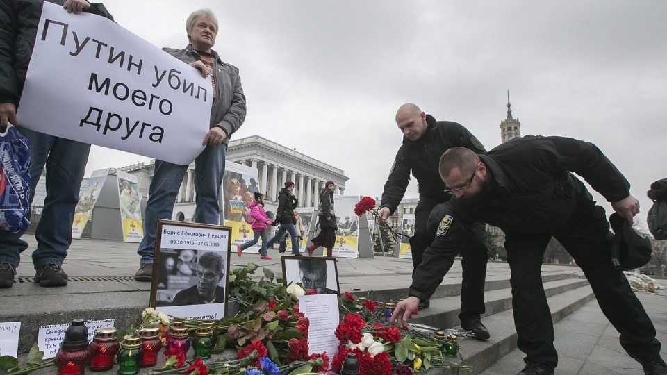 Wiązanki kwiatów po zabójstwie Borysa Niemcowa pojawiły się również na Placu Niepodległości w Kijowie. Fot. PAP/EPA